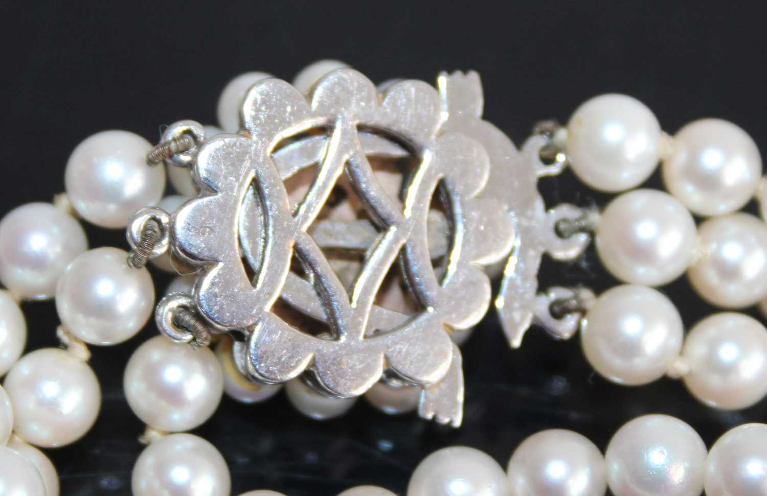A cultured pearl three-string bracelet, the strung knotted pearls each approx dia.5.2 - 5.4mm, to - Image 2 of 2