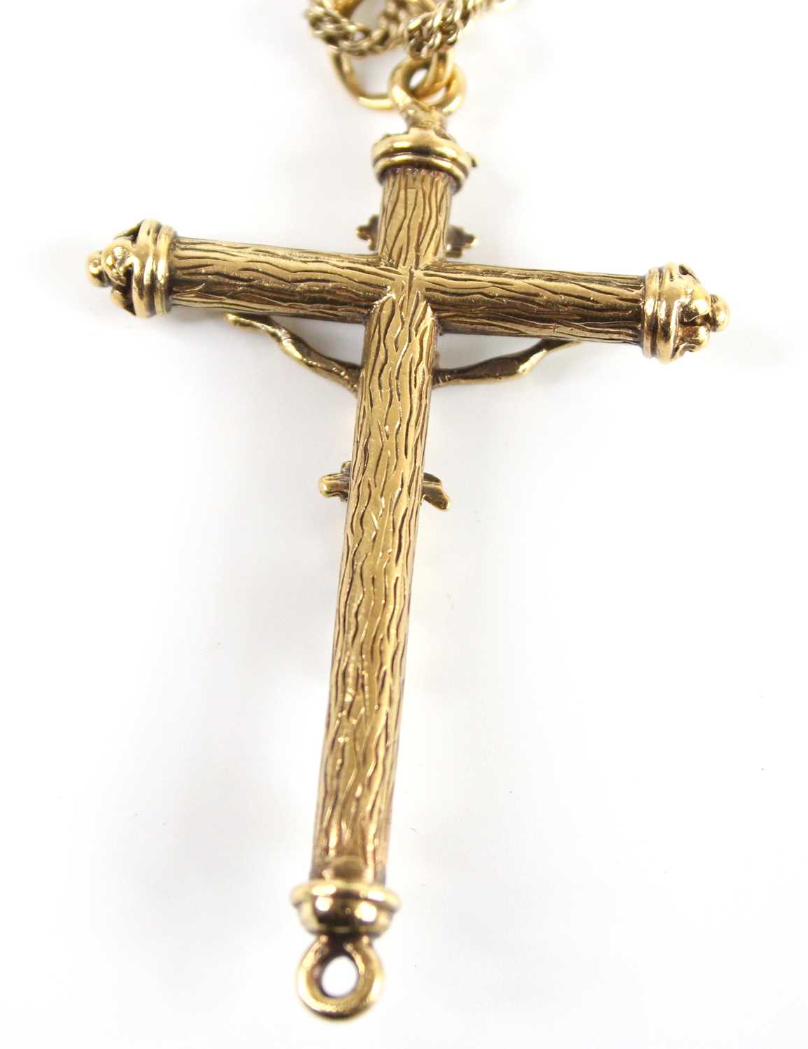 A yellow metal ornate crucifix attached to a curb link long guard chain, with swivel clasp, crucifix - Image 3 of 3