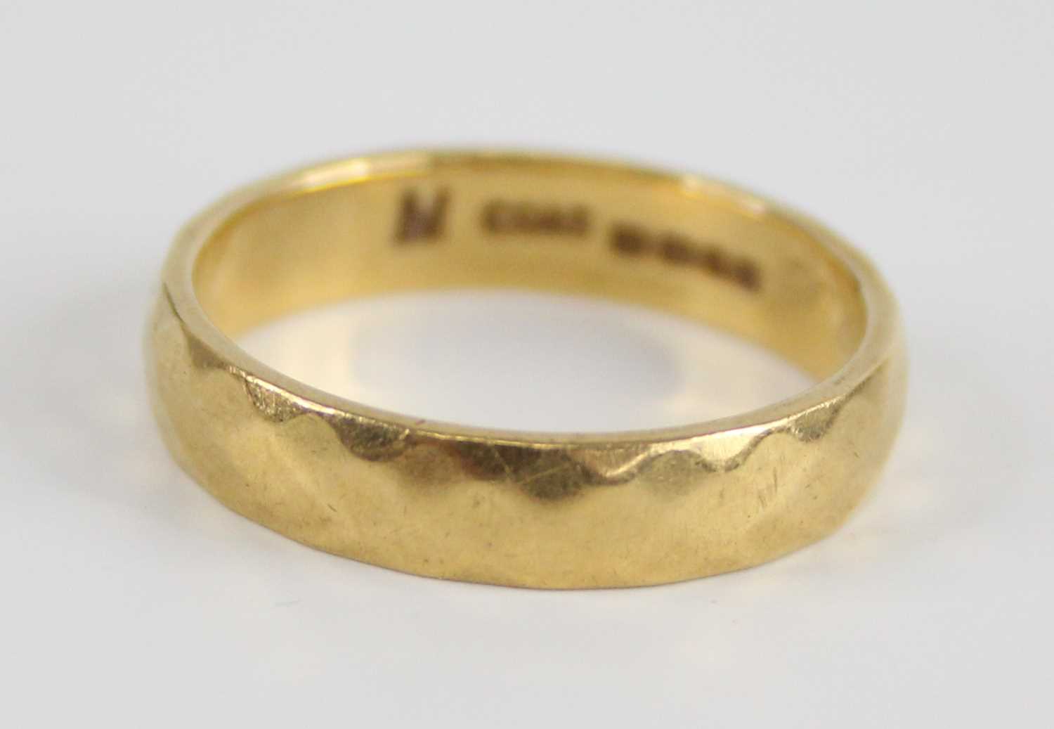 An 18ct gold and faceted quartz shaped wedding band, sponsor CG&S, London 1974, 4g, size M½