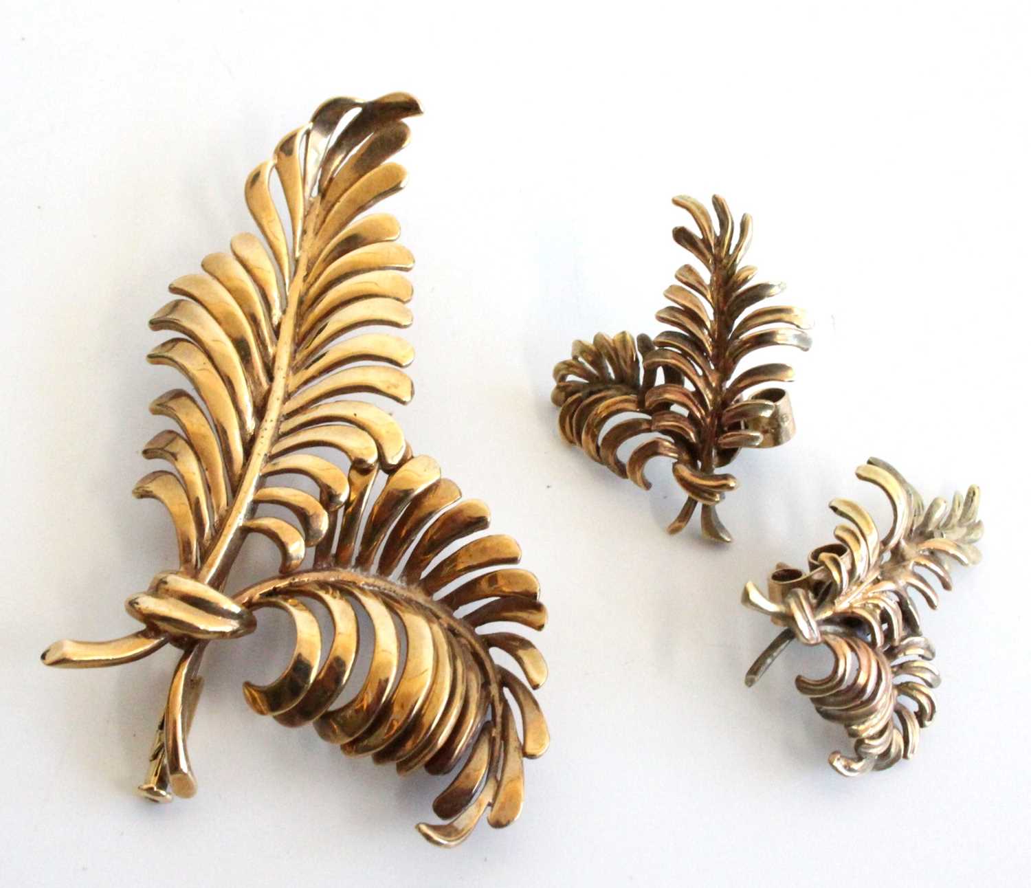 A contemporary 9ct gold fern leaf brooch, together with matching ear studs, each naturalistically