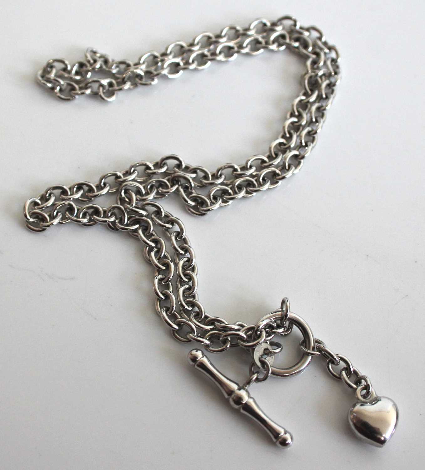 A contemporary 9ct white gold chain link necklace, with T bar clasp and heart shaped pendant, 7. - Image 2 of 3