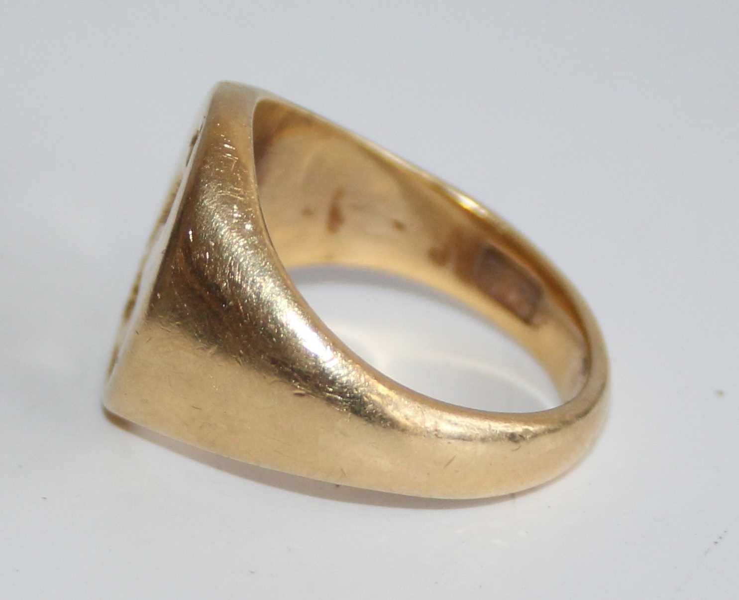 A gent's 18ct gold signet ring, the head carved in relief with a bird upon a branch, 13.3g, London - Image 4 of 6