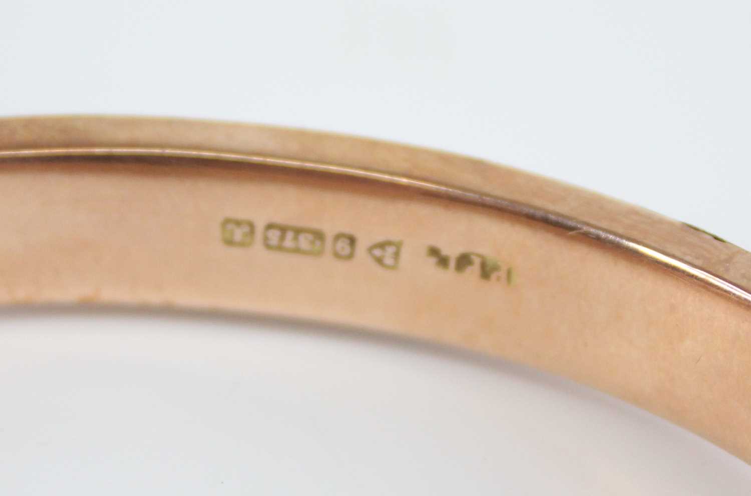 An Edwardian 9ct gold hinged hollow bangle, one side having engraved scroll leaf decoration within a - Image 2 of 5