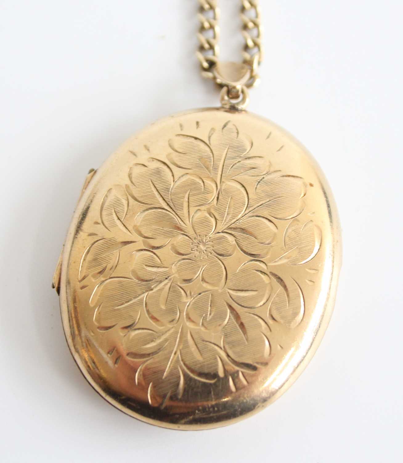 A 9ct yellow gold oval locket, engraved with a floral pattern to the front, attached to an open - Image 2 of 4