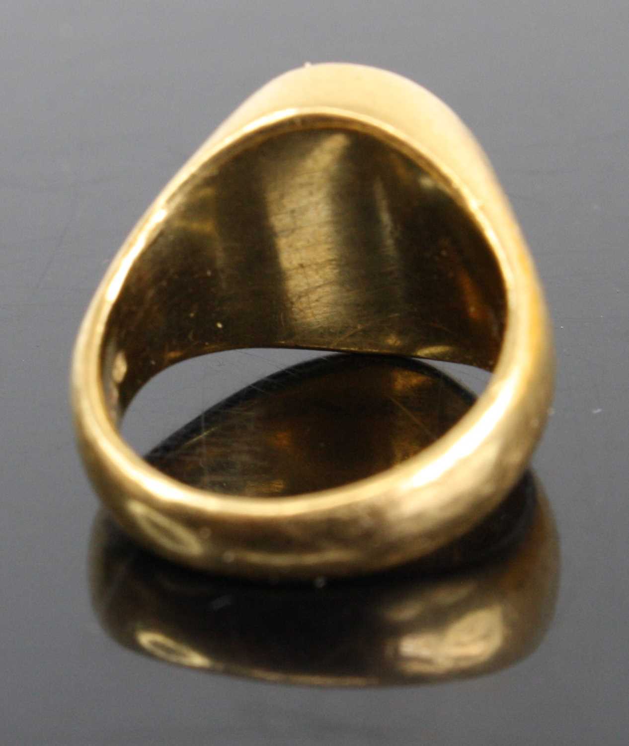 A Kutchinsky 18ct gold signet ring, the head with relief carved armorial, 13.9g, size I, London 1976 - Image 4 of 4