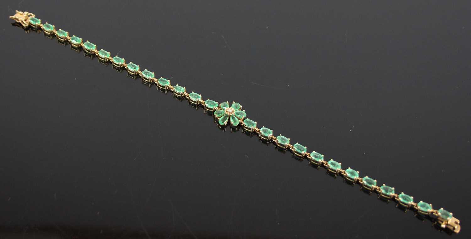 A 9ct yellow gold emerald multi-stone bracelet, comprising a centre flower motif with six pear cut - Image 3 of 6