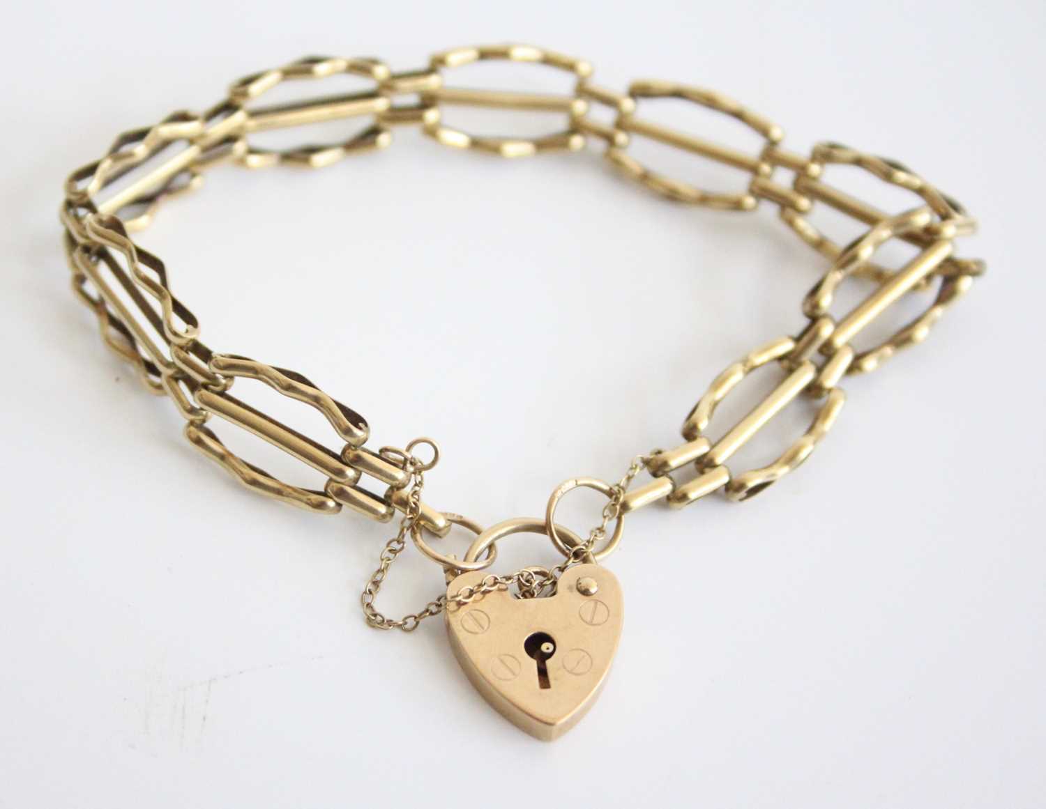 A 9ct gold gatelink bracelet, having heart shaped padlock clasp and safety chain, 9.2g, 16cm - Image 2 of 3