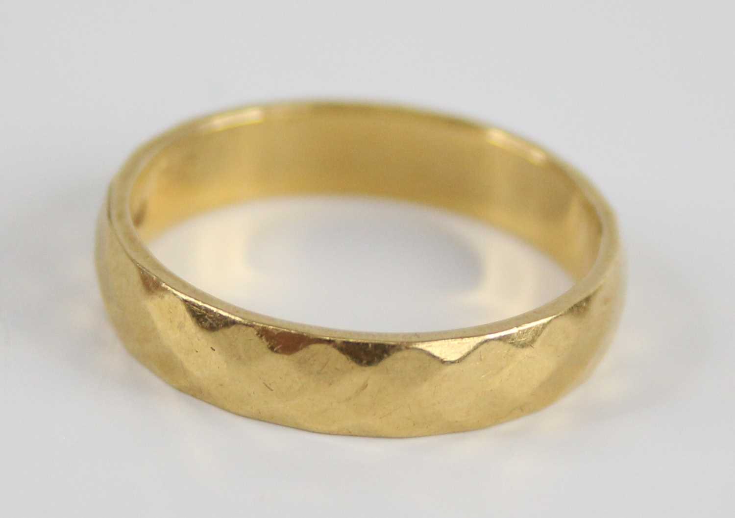 An 18ct gold and faceted quartz shaped wedding band, sponsor CG&S, London 1974, 4g, size M½ - Image 4 of 6