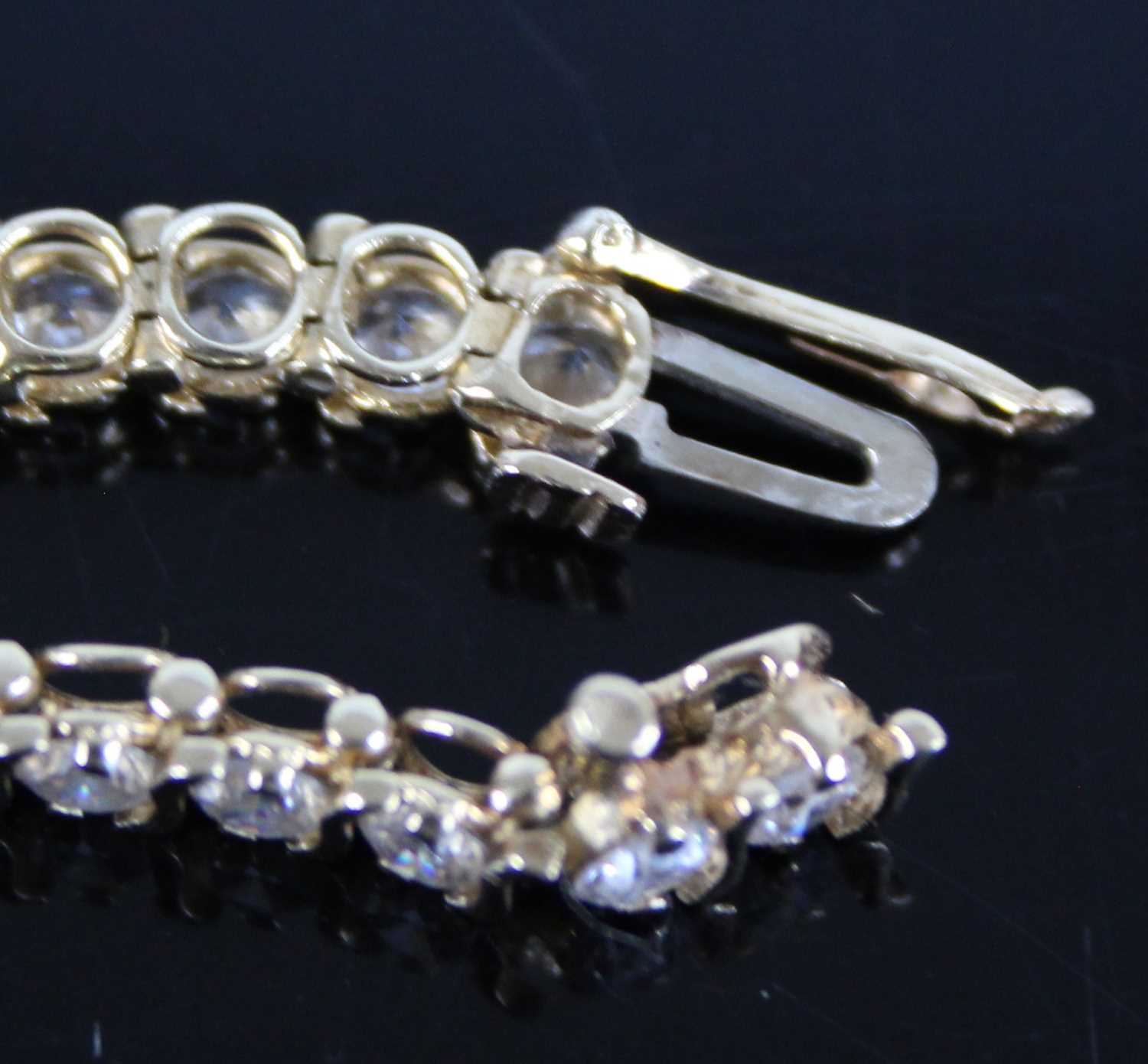 A yellow metal cubic zirconia tennis bracelet, featuring fifty-one 3 x 1.9mm round cubic zirconia in - Image 4 of 4