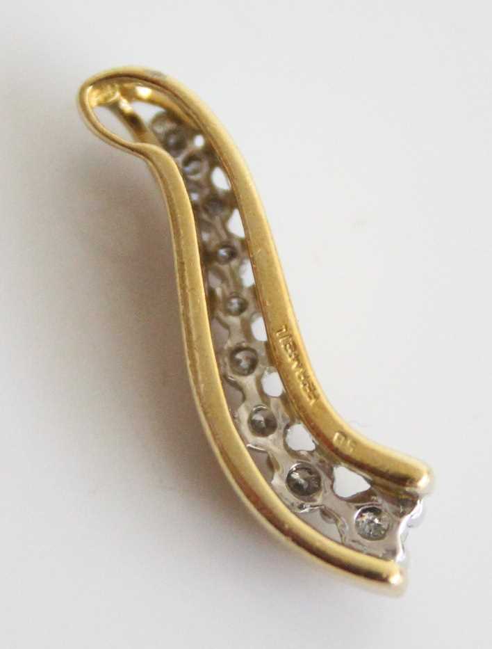 A yellow metal diamond curved bar pendant, comprising nine graduated round brilliant cut diamonds in - Image 4 of 4