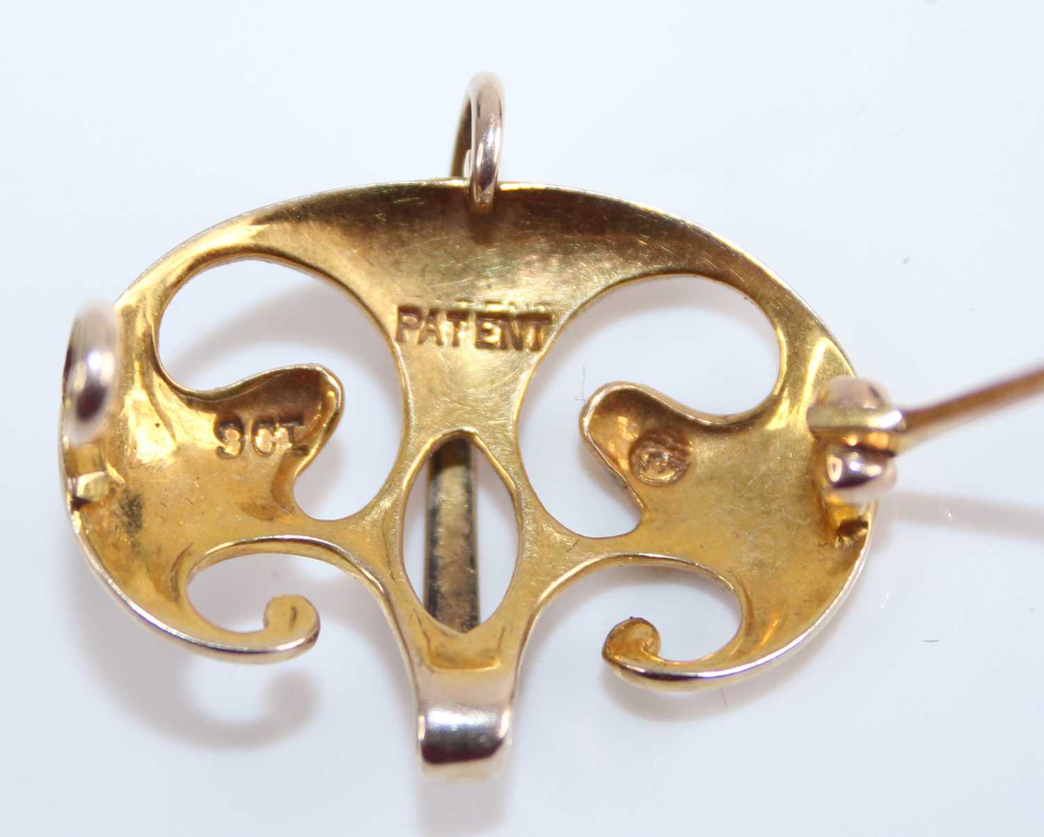 Murrle Bennett (Ernst Mürrle and J.B.Bennett) - an Art Nouveau 9ct gold brooch, 3.8g, w.2.6cm - Image 2 of 2