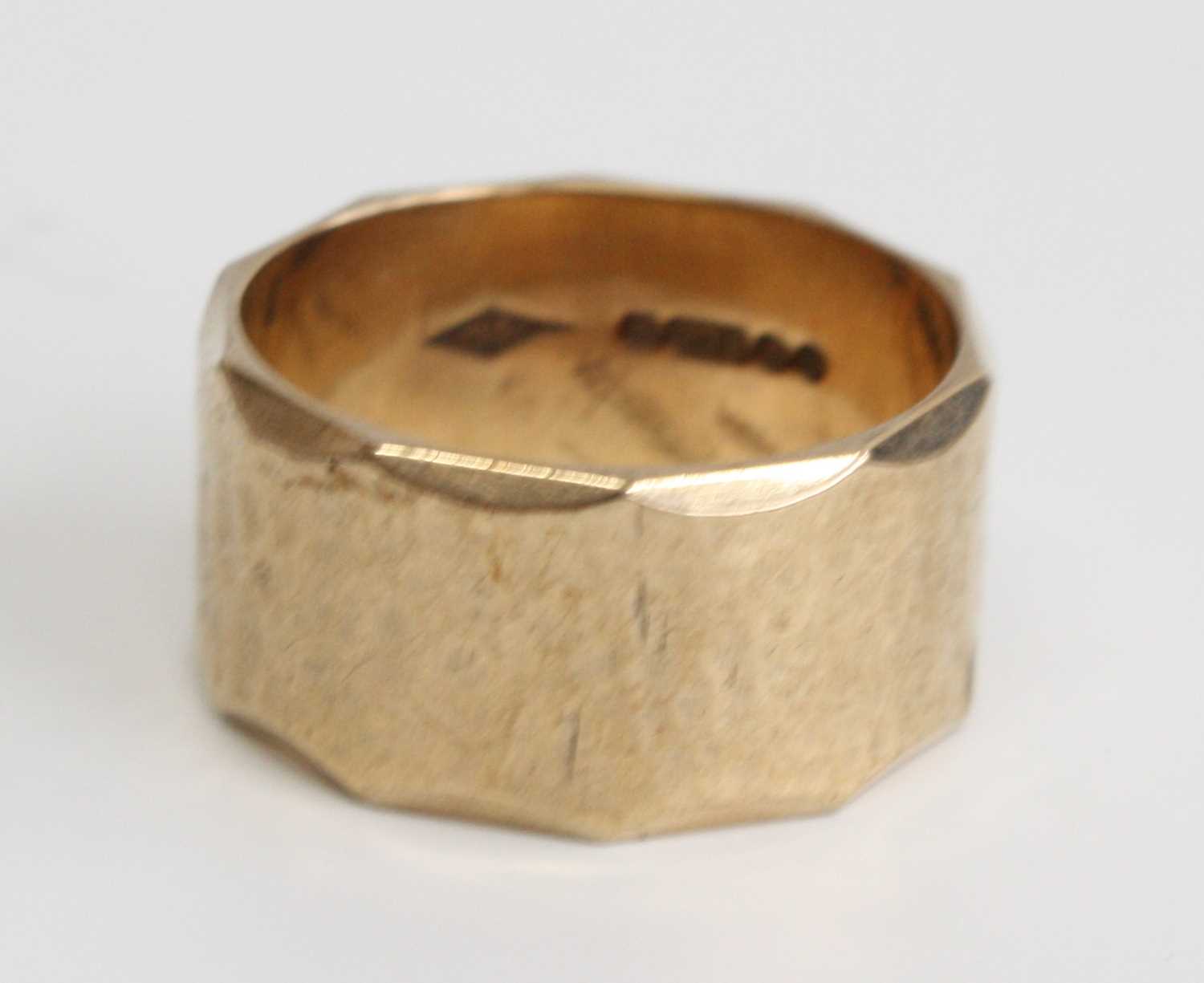 A 9ct yellow gold 1mm wide textured band with scalloped edge detail, size O, gross weight 6.4g, - Image 3 of 6