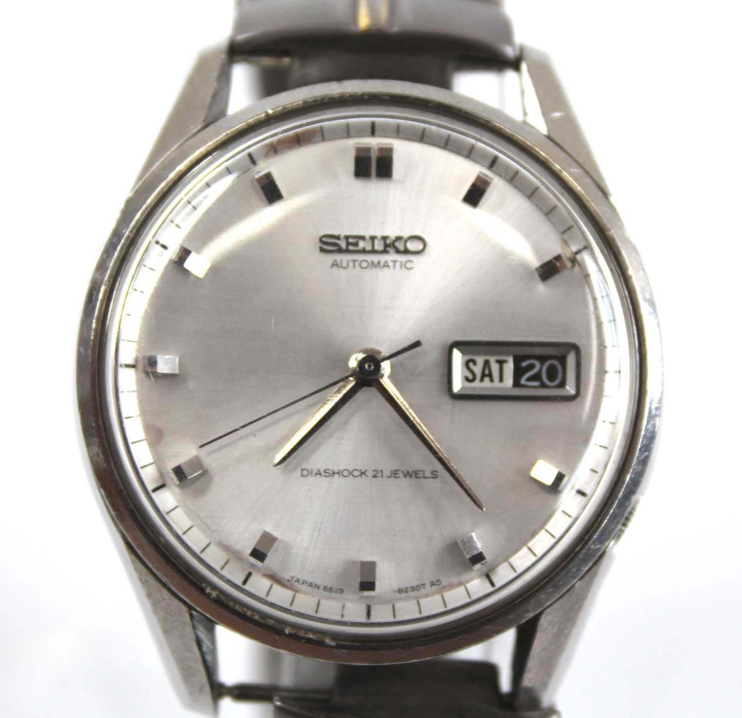 A gent's Seiko automatic steel cased wristwatch, having a signed silvered dial with baton markers,