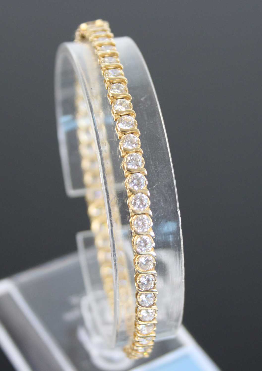 A yellow metal cubic zirconia tennis bracelet, featuring fifty-one 3 x 1.9mm round cubic zirconia in - Image 2 of 4