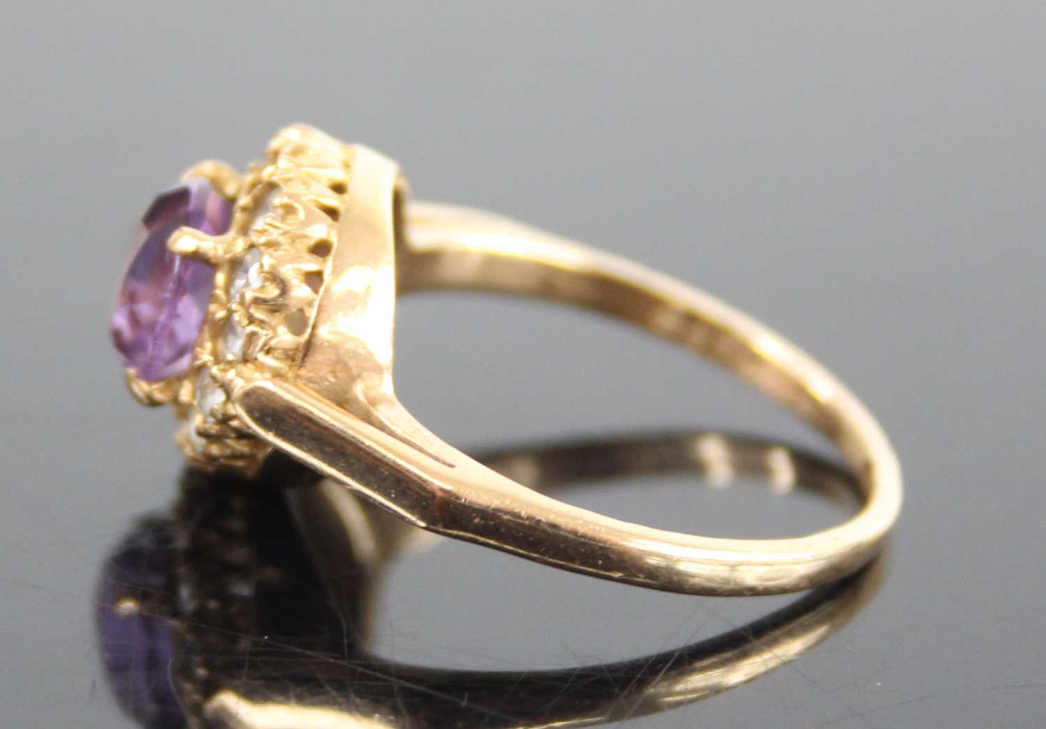 A 9ct yellow gold, amethyst and topaz circular cluster ring, having a centre round amethyst within a - Image 5 of 7