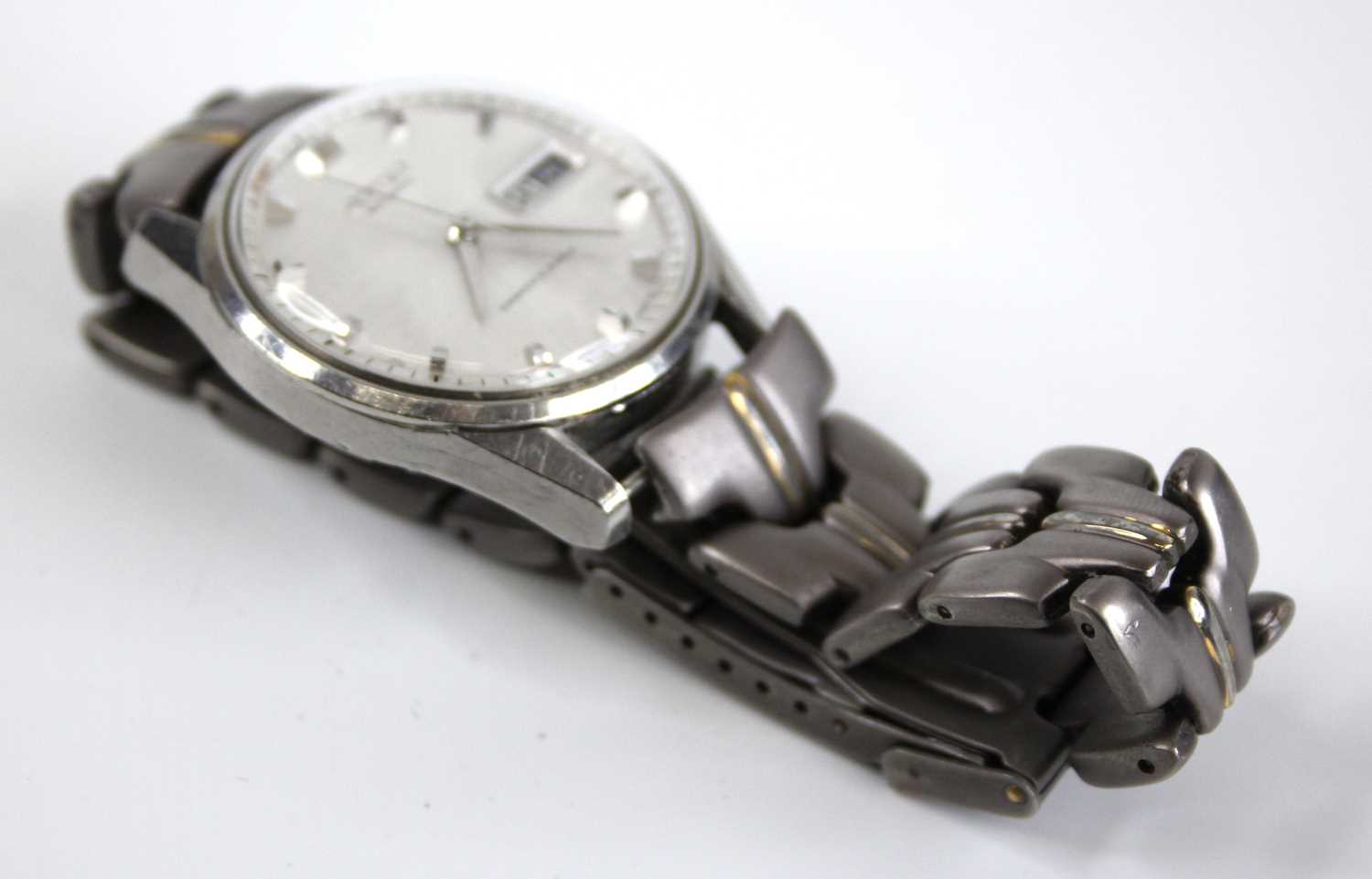 A gent's Seiko automatic steel cased wristwatch, having a signed silvered dial with baton markers, - Image 4 of 6