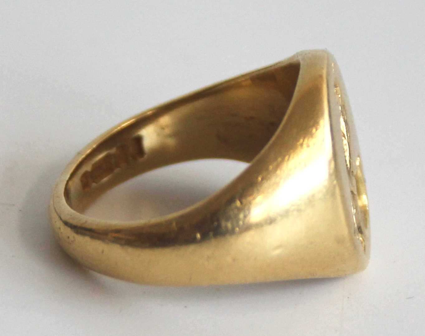 A gent's 18ct gold signet ring, the head carved in relief with a bird upon a branch, 13.3g, London - Image 2 of 6