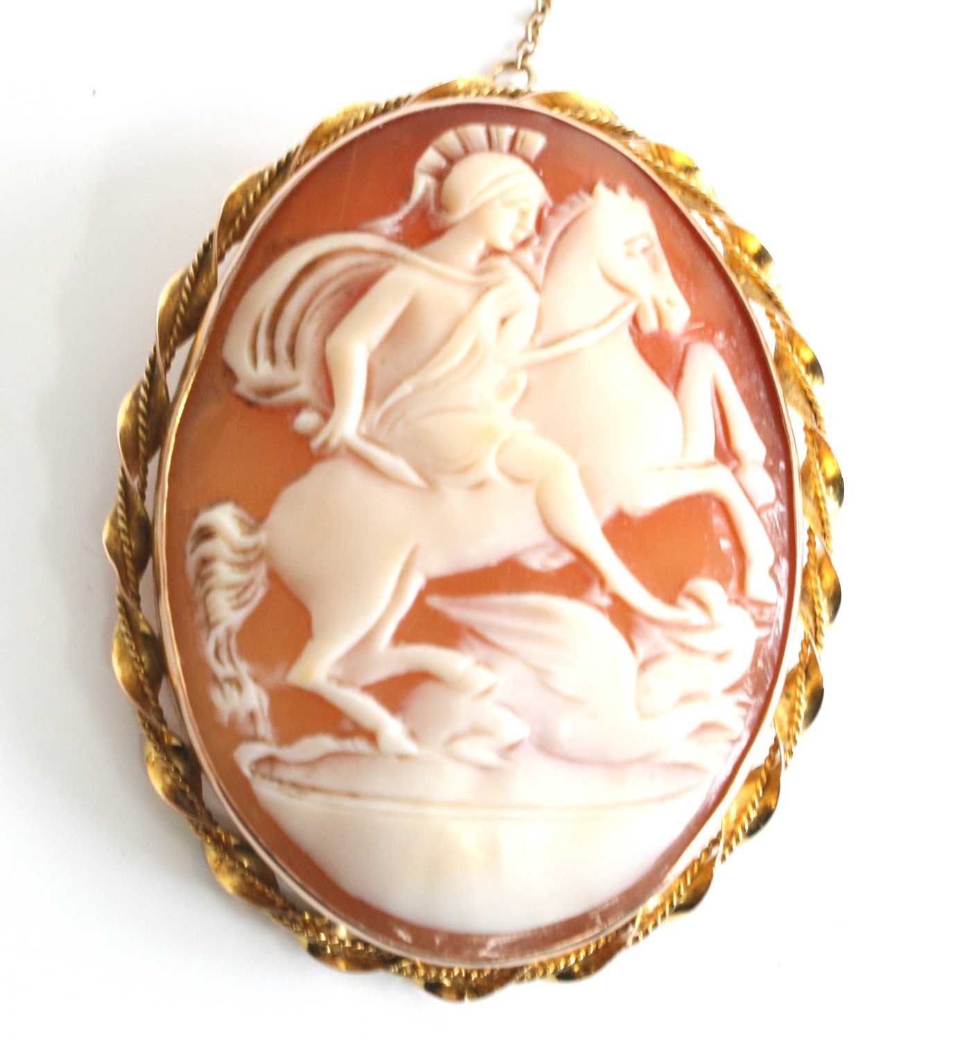 Two oval shell cameo brooches, one being 9ct yellow gold depicting Diana goddess of hunting - Bild 2 aus 9