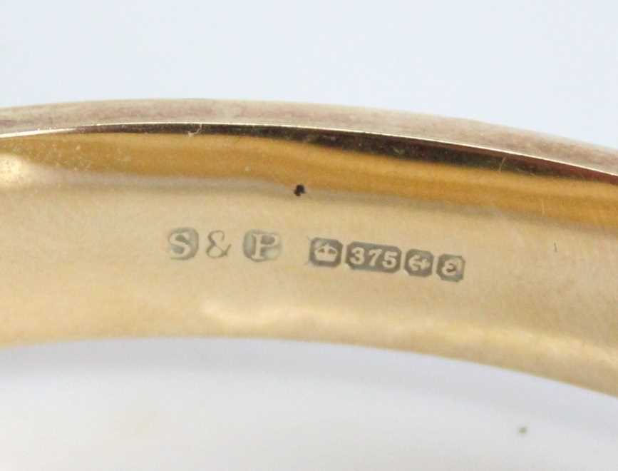 A 9ct yellow gold oval hinged hollow bangle, half engraved with scrollwork detail, with a box - Image 6 of 6