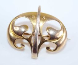 Murrle Bennett (Ernst Mürrle and J.B.Bennett) - an Art Nouveau 9ct gold brooch, 3.8g, w.2.6cm