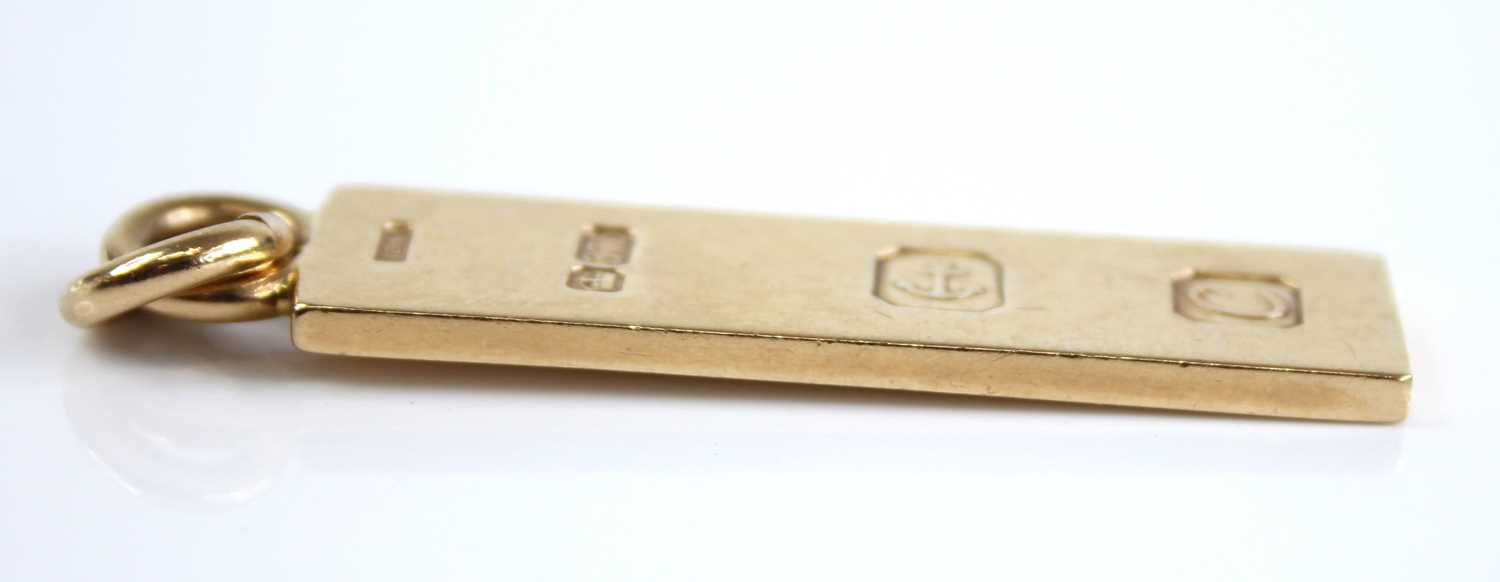 A modern 9ct gold ingot pendant, sponsor WG&S, Birmingham 1977, 15.7g, 5cm - Image 4 of 4