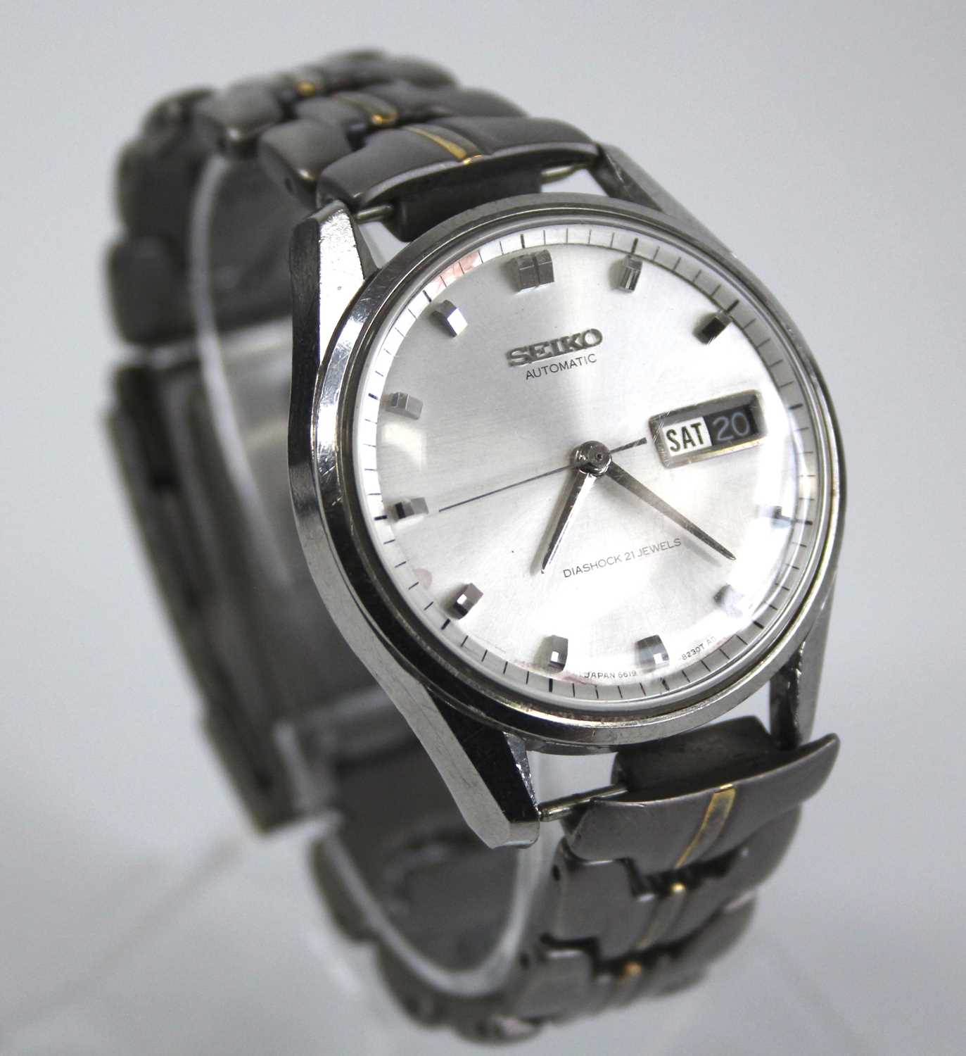 A gent's Seiko automatic steel cased wristwatch, having a signed silvered dial with baton markers, - Image 2 of 6