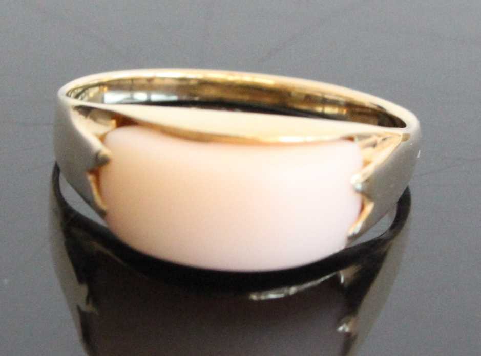 A Hawaiian yellow metal and coral set dress ring, indistinctly marked but tests as approx 12ct gold, - Image 3 of 9