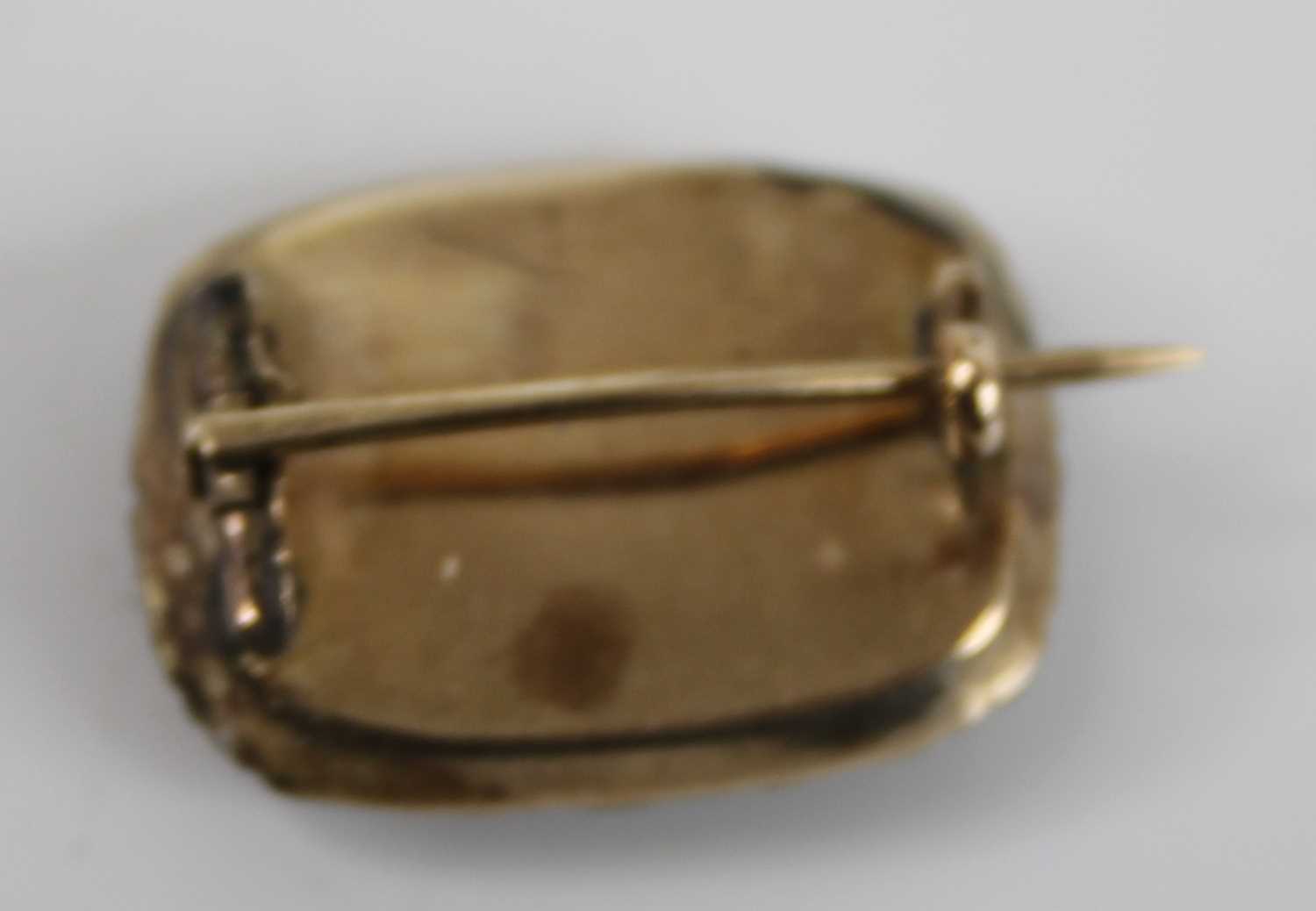 A Victorian yellow metal boss shape oval brooch, with chain link border, having steel pin and safety - Image 6 of 11