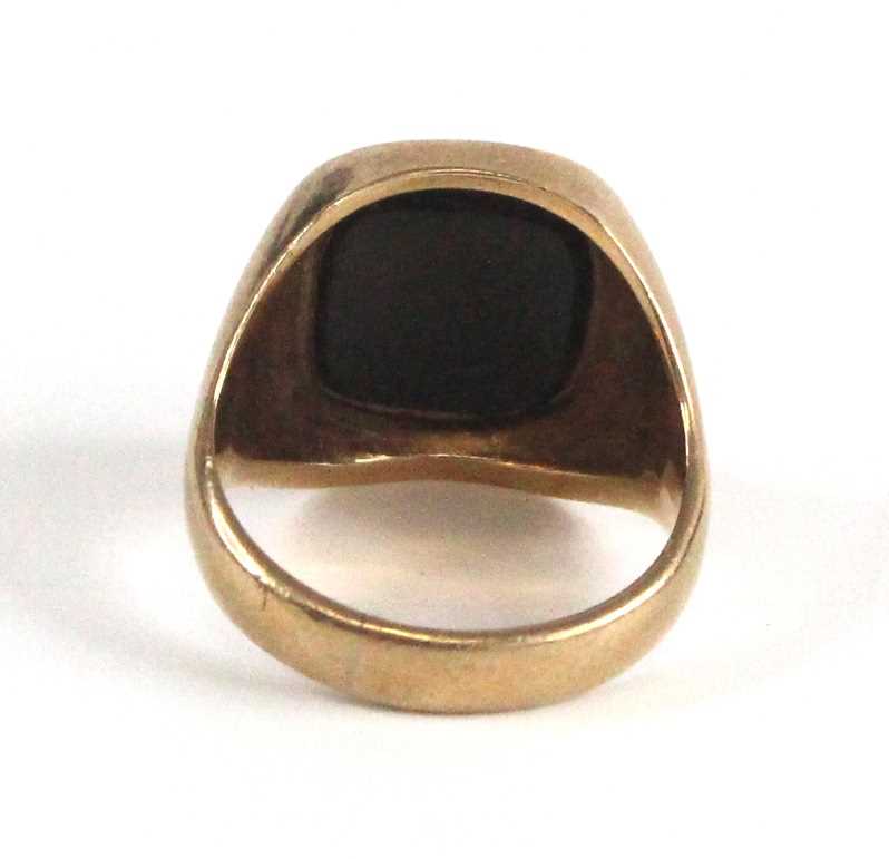 A modern gent's 9ct gold and black onyx set signet ring, 9.1g, sponsor P&G, size R - Image 4 of 7