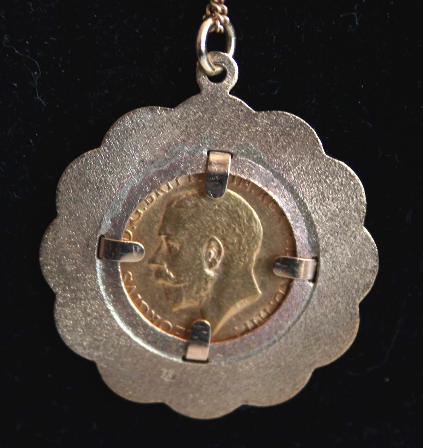 A George V gold half sovereign, 1925, in 9ct gold pendant mount and on 9ct gold fine curblink neck - Bild 3 aus 3