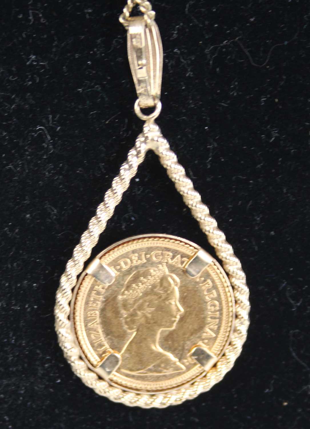 An Elizabeth II gold half sovereign, 1982, in 9ct gold pendant mount and on 9ct gold fine curblink - Image 3 of 3
