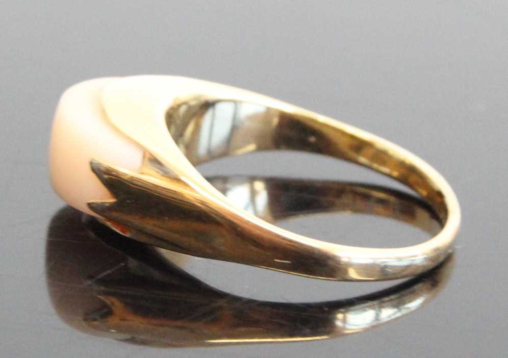 A Hawaiian yellow metal and coral set dress ring, indistinctly marked but tests as approx 12ct gold, - Image 6 of 9
