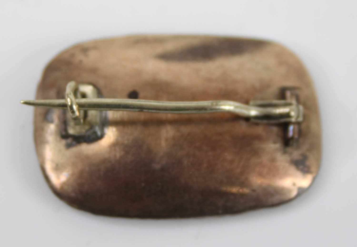 A Victorian yellow metal boss shape oval brooch, with chain link border, having steel pin and safety - Image 4 of 11