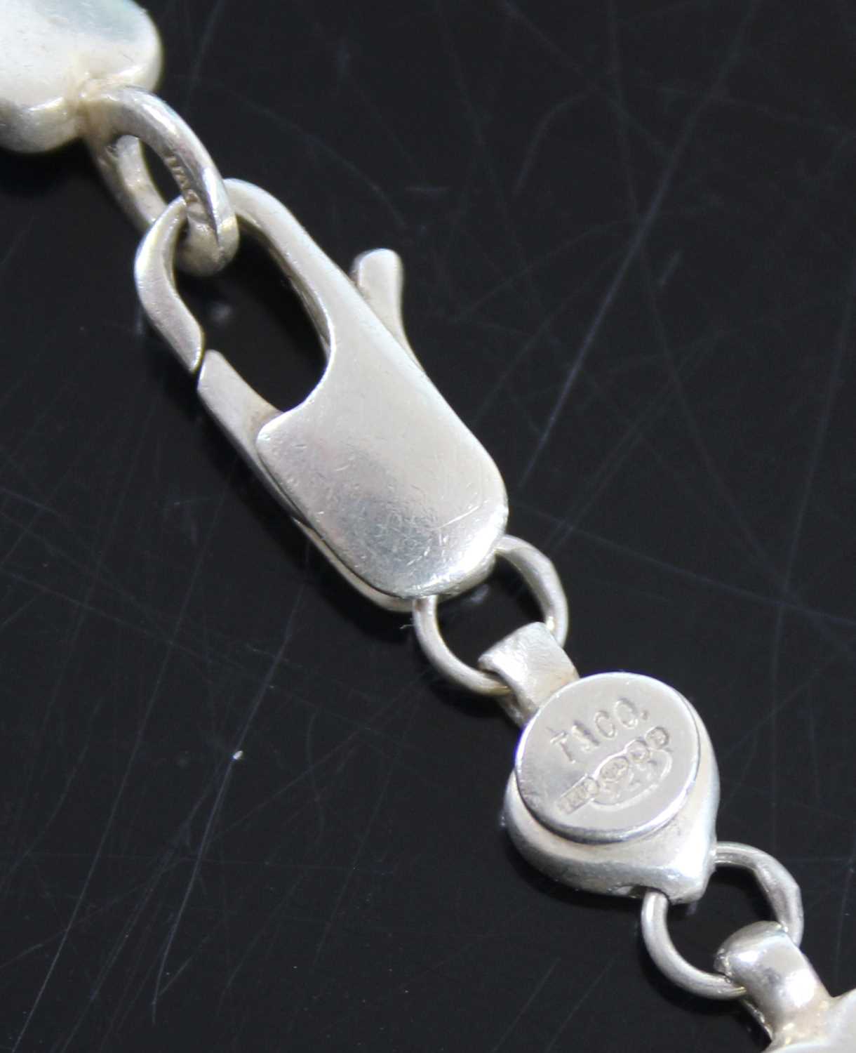 A Tiffany silver heart link necklace, 28.5g, length 40cm, with pouch and card box - Image 3 of 3