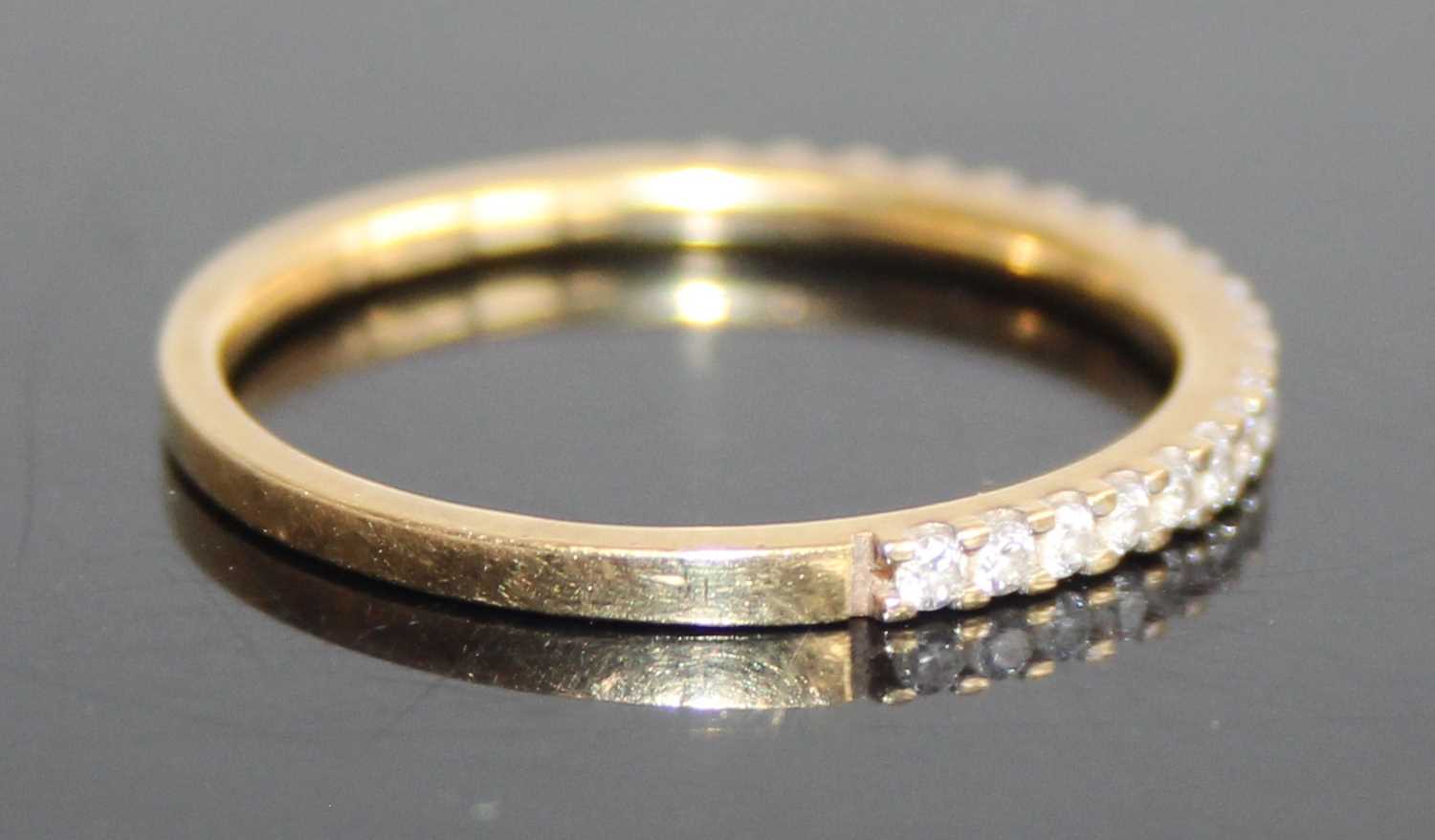 A modern 18ct gold diamond half eternity ring, arranged as twenty small round cuts in a line - Image 2 of 6