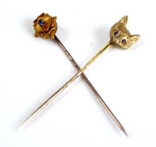 A 15ct gold round cut sapphire set tie-pin, 1.1g, 5.5cm; together with a 9ct gold fox head tie-