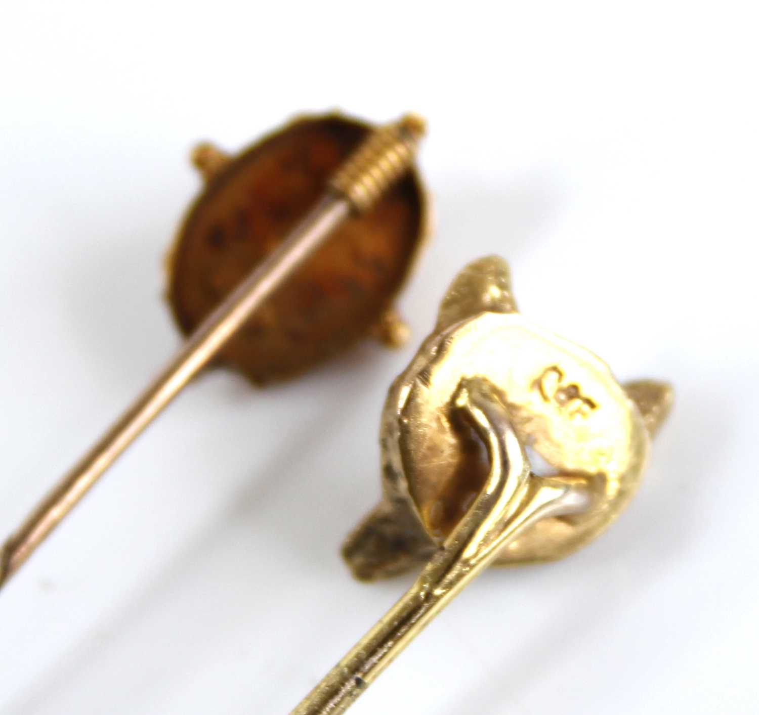 A 15ct gold round cut sapphire set tie-pin, 1.1g, 5.5cm; together with a 9ct gold fox head tie- - Image 3 of 3