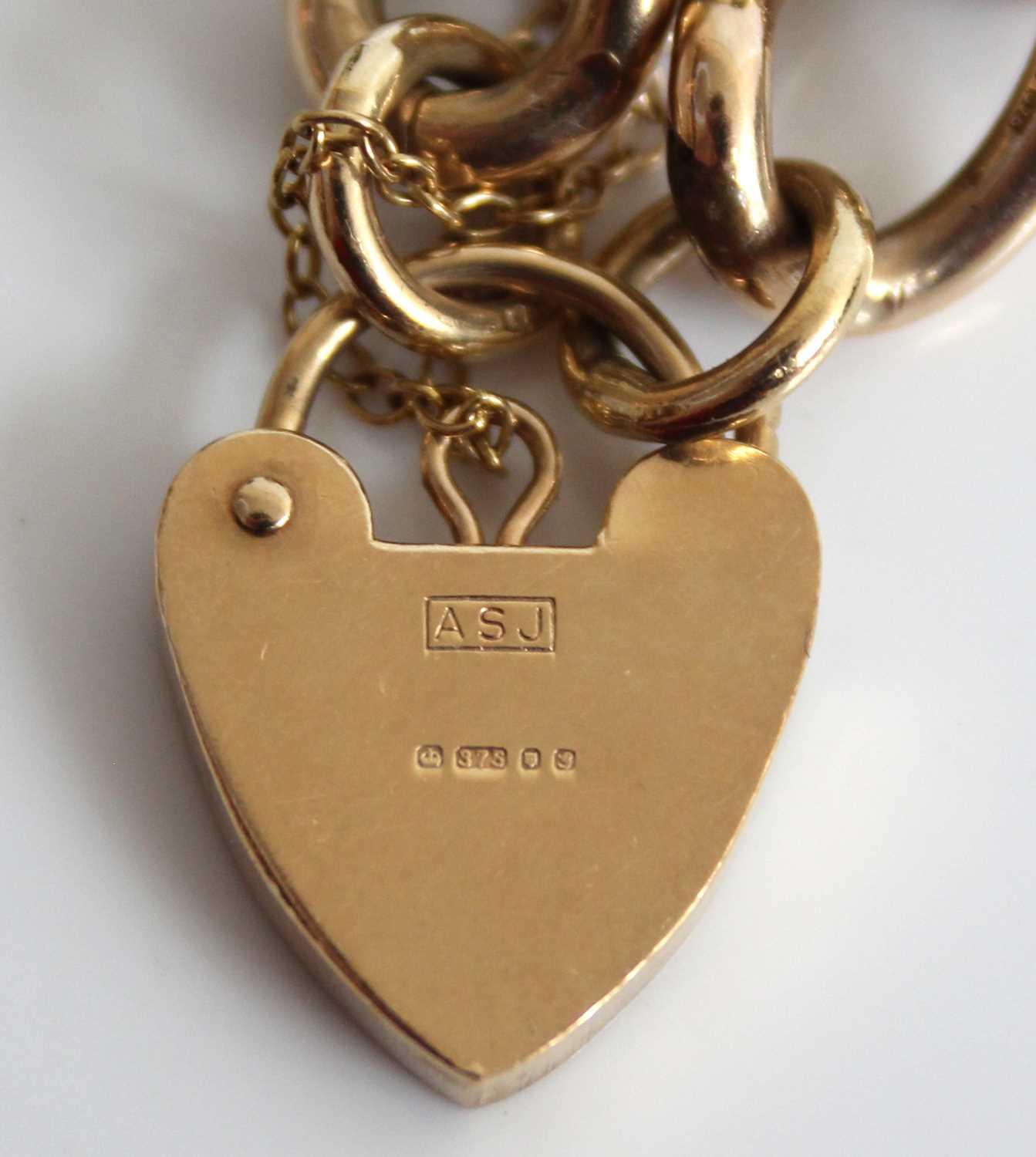 A 9ct gold curblink bracelet, having heart shaped padlock clasp and safety chain, 32.5g, length 19cm - Image 3 of 3
