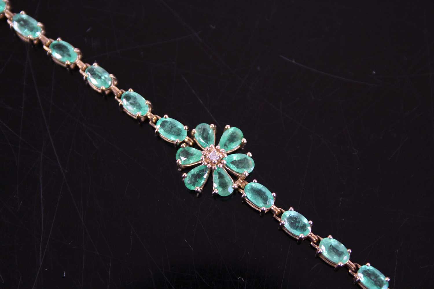 A 9ct yellow gold emerald multi-stone bracelet, comprising a centre flower motif with six pear cut - Image 4 of 6