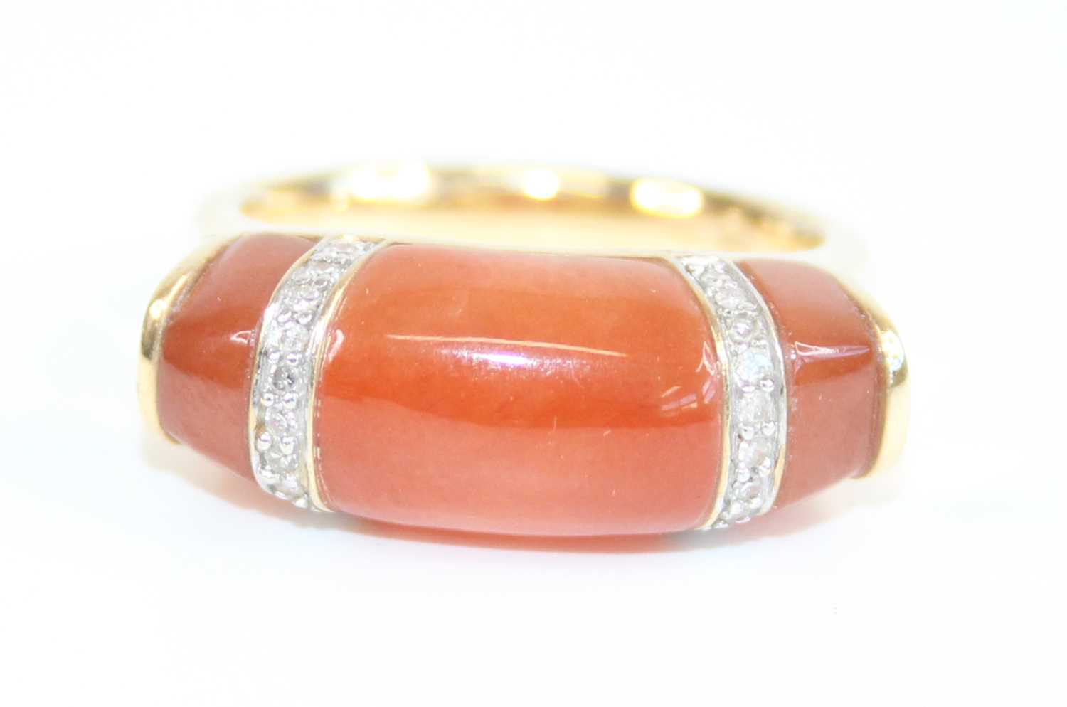 A yellow metal, carnelian and diamond dress ring, comprising two 7.4 x 4.5mm and a central 8.7 x - Image 2 of 7