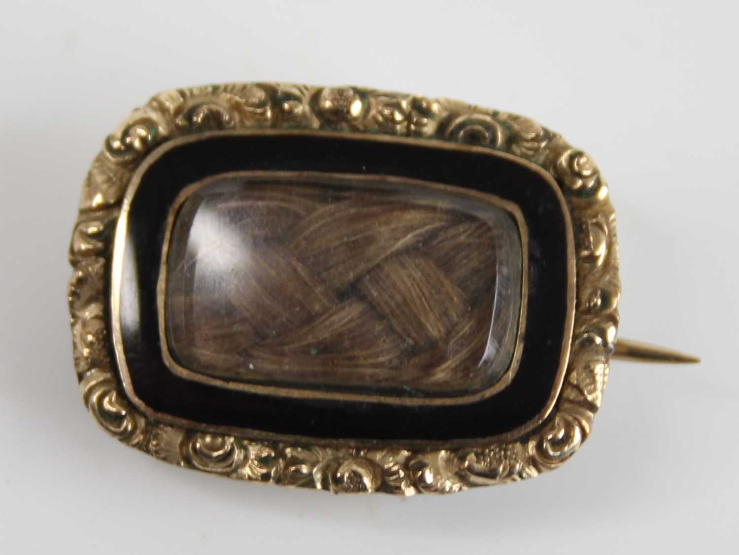 A Victorian yellow metal boss shape oval brooch, with chain link border, having steel pin and safety - Image 5 of 11