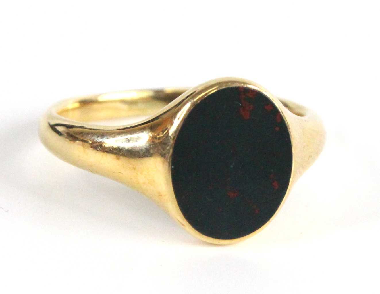 An 18ct gold bloodstone set signet ring, the slice-cut and polished bloodstone measuring approx 12 x