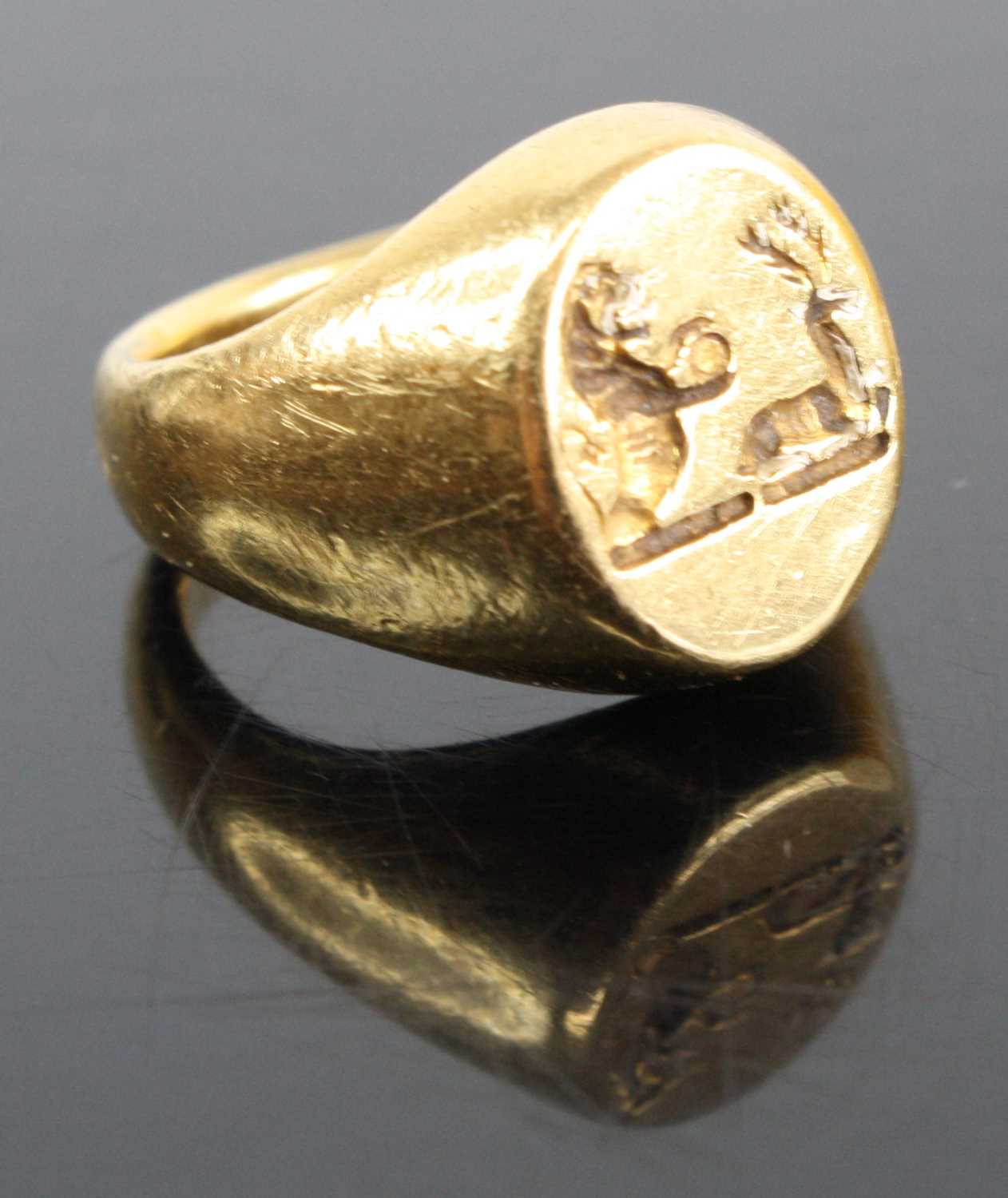 A Kutchinsky 18ct gold signet ring, the head with relief carved armorial, 13.9g, size I, London 1976 - Image 2 of 4