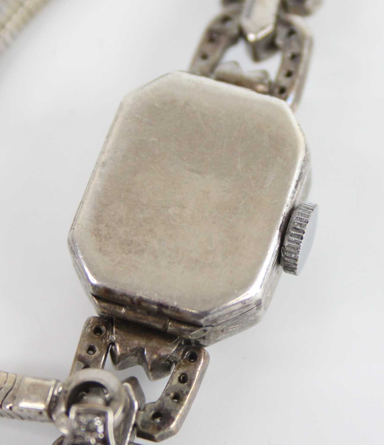 A white metal diamond set Art Deco lady's manual wind cocktail watch, having an octagonal cream - Bild 4 aus 5