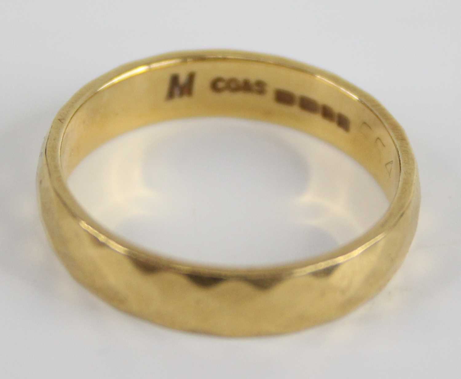 An 18ct gold and faceted quartz shaped wedding band, sponsor CG&S, London 1974, 4g, size M½ - Image 2 of 6