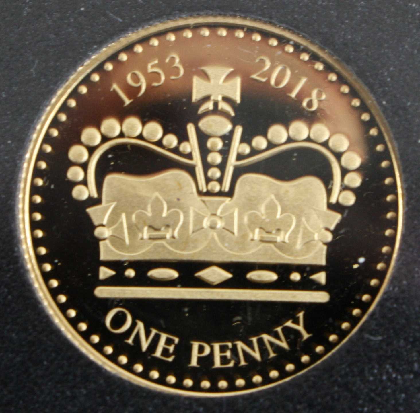 Bailiwick of Jersey, 2018 H.M. The Queen's Coronation 65th Anniversary Gold Proof Penny, boxed - Bild 3 aus 3