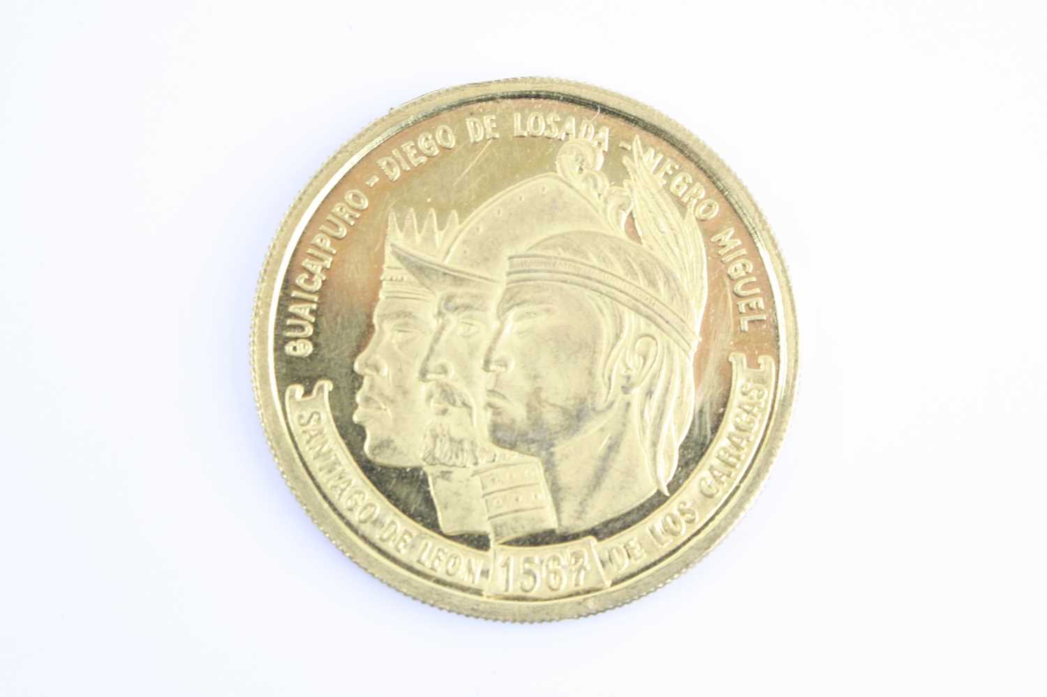 Venezuela, 1567-1967 commemorative gold coin, obv: co-joined busts of Chief Mara, Diego de Losada - Image 2 of 2