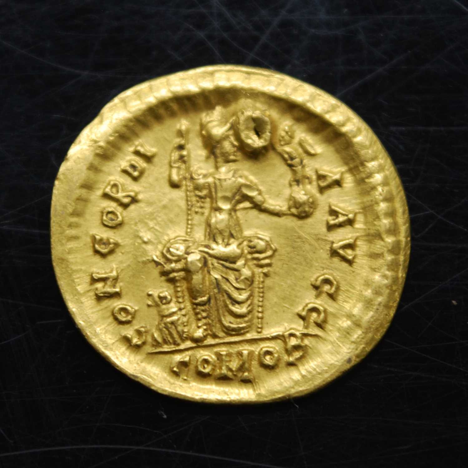 Western Roman Empire, Honorius (AD 393-423) gold solidus, obv; bust of Honorius, helmeted, shield - Image 3 of 3