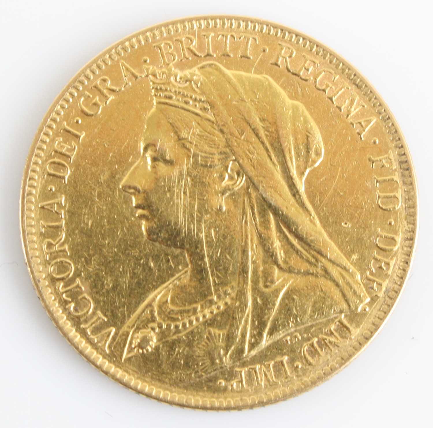 Great Britain, 1900 gold full sovereign, Victoria veiled bust, rev: St George and Dragon above date.