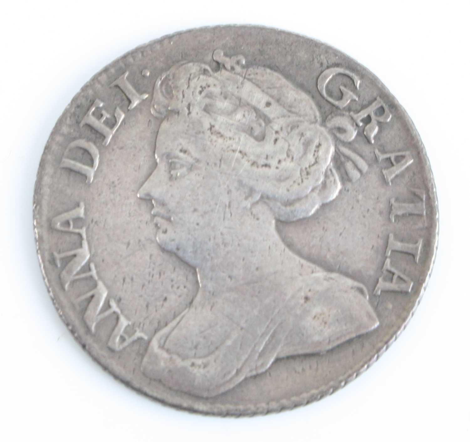 Great Britain, 1711 shilling, Queen Anne draped bust, rev: crowned cruciform shields (counter - Image 4 of 5